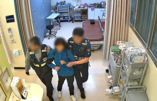 의료진 흉기 위협해 현행범 체포되는 환자[독자 제공. 재판매 및 DB 금지]