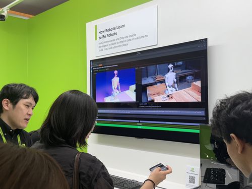 '컴퓨텍스 2025' 기간 별도로 꾸려진 엔비디아 전시장(타이베이=연합뉴스) 강태우 기자 = 22일 그랜드 하이라이 타이베이 호텔에 전시된 엔비디아 로보틱스 전시를 방문객들이 둘러보고 있다. 2025.5.23 burning@yna.co.kr