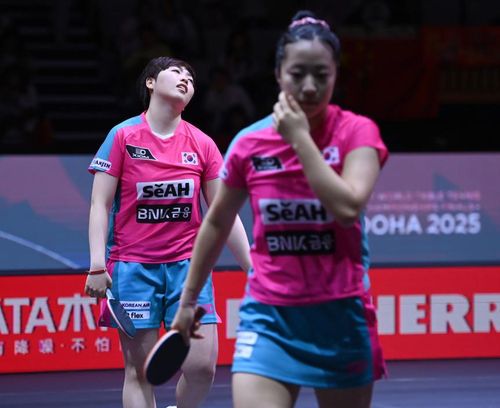 세계탁구선수권 여자복식 4강 패배 후 아쉬워하는 신유빈(앞)과 유한나 [대한탁구협회 제공. 재판매 및 DB 금지]