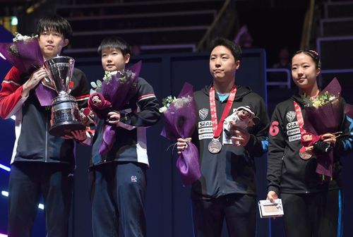 세계탁구선수권 혼합복식 동메달을 임종훈과 신유빈 조, 왼쪽은 금메달을 딴 중국  [대한탁구협회 제공. 재판매 및 DB 금지]