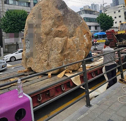 동대문구 이문동 신축아파트에 설치되는 조경석[네이버 카페 '부동산 스터디' 캡처. 재판매 및 DB 금지]