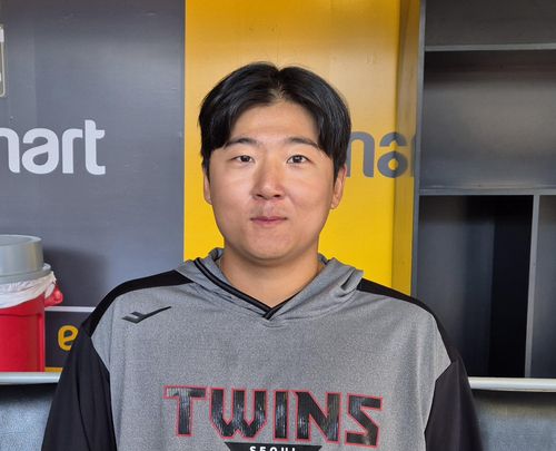 인터뷰하는 송승기(인천=연합뉴스) 김경윤 기자 = LG 트윈스 송승기가 25일 인천SSG랜더스필드에서 열린 2025 프로야구 SSG 랜더스전에서 승리한 뒤 인터뷰를 앞두고 포즈를 취하고 있다. 2025.5.25. cycle@yna.co.kr