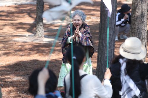 영화 '청명과 곡우 사이'에서 장례식 장면 촬영 중인 배우 박정자[촬영 류호준]