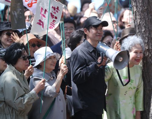 영화 '청명과 곡우 사이'에서 장례식 장면 촬영 중인 배우 박정자와 유준상 감독[촬영 류호준]