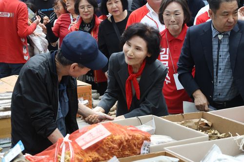 경기 평택 통복시장 찾은 설난영 여사[국민의힘 제공. 재판매 및 DB 금지]