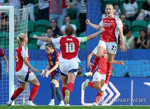 결승골을 터트리고 기뻐하는 아스널 위민의 스티나 브라크스테이누스(맨오른쪽)[AFP=연합뉴스]