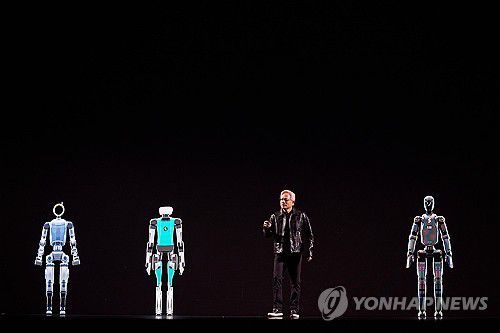 'CES 2025' 기조연설에서 로봇과 나타난 젠슨 황 엔비디아 CEO[EPA 연합뉴스 자료사진. 재판매 및 DB 금지]