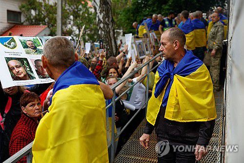 24일 우크라이나로 돌아온 전쟁포로들[로이터 연합뉴스]