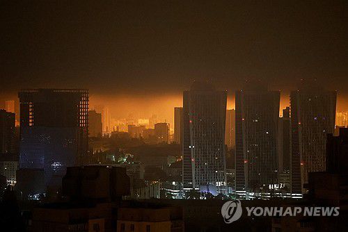 25일(현지시간) 우크라이나 키이우 상공에서 요격된 러시아 드론[로이터 연합뉴스]