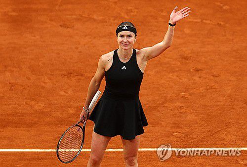 1회전 통과 후 기뻐하는 스비톨리나[로이터=연합뉴스]