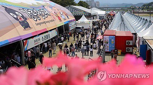 관람객 붐비는 강릉단오장[연합뉴스 자료사진]