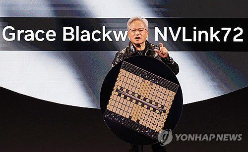 그레이스 블랙웰 NVLink72 소개하는 젠슨 황(라스베이거스=연합뉴스) 신현우 기자 = 세계 최대 가전·정보기술(IT) 전시회 CES 2025 개막을 하루 앞둔 6일 오후(현지시간) 미국 네바다주 라스베이거스 만달레이베이 컨벤션센터 내 미셀로브 울트라 아레나(Michelob Ultra Arena)에서 젠슨 황 엔비디아 최고경영자(CEO)가 기조연설하고 있다. 2025.1.7 nowwego@yna.co.kr