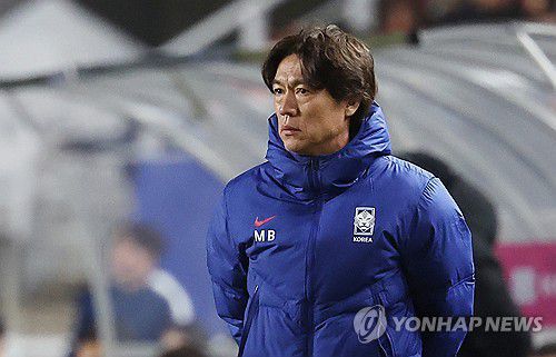 경기 지켜보는 홍명보 감독(수원=연합뉴스) 김성민 기자 = 25일 수원월드컵경기장에서 열린 2026 북중미 월드컵 아시아 3차 예선 B조 8차전 대한민국과 요르단의 경기. 홍명보 감독이 경기를 지켜보고 있다. 2025.3.25 ksm7976@yna.co.kr