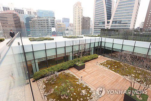 '더 헤리티지'의 옥상정원(서울=연합뉴스) 진연수 기자 = 90년 된 서울 명동 옛 제일은행 본점이 신세계백화점 본점 '더 헤리티지'로 다시 태어났다. 신세계백화점은 지난 10년간 해당 건물의 보존과 복원에 공을 들여 역사·문화·쇼핑이 결합한 공간 '더 헤리티지'를 9일 개관했다. 사진은 이날 서울 중구 신세계백화점 본점 더 헤리티지 옥상정원 모습. 2025.4.9 jin90@yna.co.kr ※ 사진은 기사 내용과 직접 관련이 없습니다.