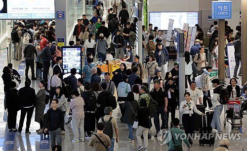 5월 황금연휴 맞아 해외로 떠나는 여행객들[연합뉴스 자료사진]