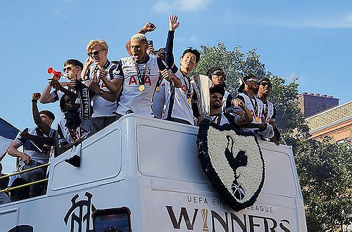 환호하는 팬들에게 인사하는 손흥민(런던=연합뉴스) 김지연 특파원 = 23일(현지시간) 영국 런던 토트넘 홋스퍼 스타디움 앞에서 열린 토트넘의 유럽축구연맹(UEFA) 유로파리그 우승 기념 퍼레이드에서 손흥민이 손을 들어 올려 팬들에게 인사하고 있다. 2025.5.24 cherora@yna.co.kr