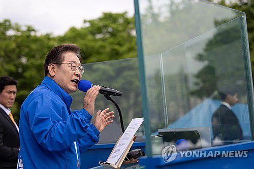 안양 시민들에게 지지 호소하는 이재명 후보(안양=연합뉴스) 김주성 기자 = 더불어민주당 이재명 대선 후보가 24일 경기 안양시 동안구 평촌중앙공원에서 열린 집중유세에서 시민들에게 지지를 호소하고 있다. 2025.5.24 [공동취재] utzza@yna.co.kr