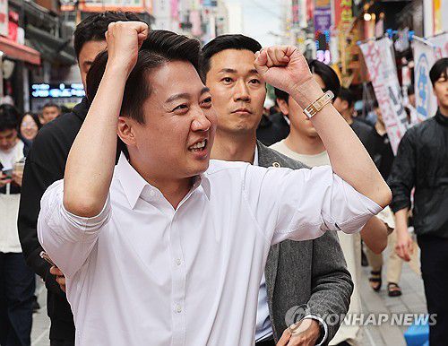 수원역 로데오거리 찾은 이준석 후보(수원=연합뉴스) 홍기원 기자 = 개혁신당 이준석 대선 후보가 24일 경기도 수원시 팔달구 수원역 로데오거리에서 시민들에게 인사하고 있다. 2025.5.24 xanadu@yna.co.kr