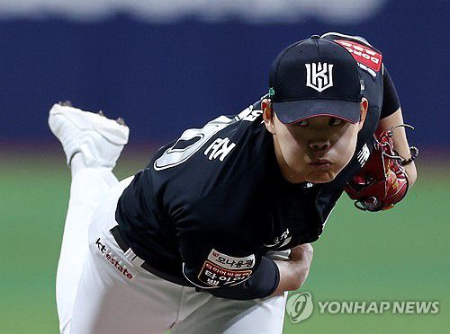 역투하는 소형준(서울=연합뉴스) 윤동진 기자 = 25일 서울 고척돔에서 열린 2025 KBO리그 kt wiz대 키움 히어로즈 경기. 1회 말 kt 선발투수 소형준이 역투하고 있다. 2025.5.25 mon@yna.co.kr