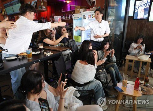 시민들과 인사하는 이준석 대선후보(서울=연합뉴스) 김성민 기자 = 개혁신당 이준석 대선후보가 25일 서울 종로구 종묘 인근 서순라길 한 매장에서 시민들과 인사하고 있다. 2025.5.25 ksm7976@yna.co.kr