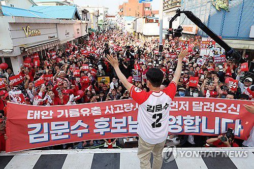 서산시 방문한 김문수(서산=연합뉴스) 박동주 기자 = 국민의힘 김문수 대선 후보가 25일 충남 서산시 중앙통 로데오거리에서 집중 유세를 하고 있다. 2025.5.25 pdj6635@yna.co.kr