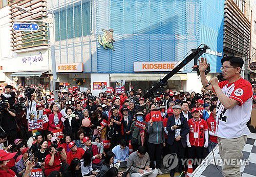 김문수 후보, 서산서 지지 호소(서산=연합뉴스) 박동주 기자 = 국민의힘 김문수 대선 후보가 25일 충남 서산시 중앙통 로데오거리에서 집중 유세를 하고 있다. 2025.5.25 pdj6635@yna.co.kr