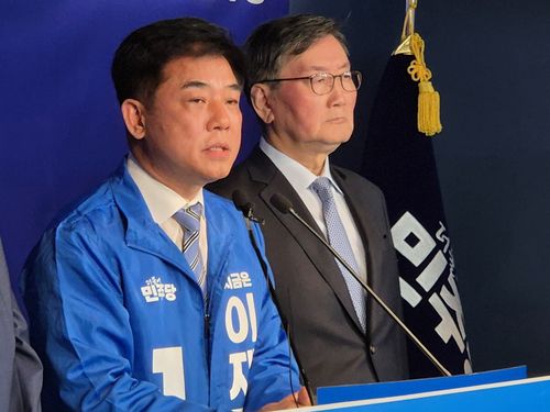 이재명 후보 지지 선언하는 전광우 전 금융위원장(서울=연합뉴스) 이명박 정부에서 금융위원장과 국민연금공단 이사장을 지낸 전광우 더희망금융포럼 회장이 26일 여의도 민주당사에서 이재명 후보 지지를 선언했다. 왼쪽부터 더불어민주당 중앙선거대책위원회 김병욱 금융·자본시장위원장, 전광우 전 금융위원장. 2025.5.26 [더불어민주당 중앙선거대책위원회 금융·자본시장위원회 제공. 재판매 및 DB 금지]