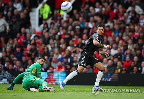 볼을 제대로 잡지 못한 맨유 골키퍼의 실수를 틈타 슈팅하는 애스턴 빌라의 모건 로저스[로이터=연합뉴스]