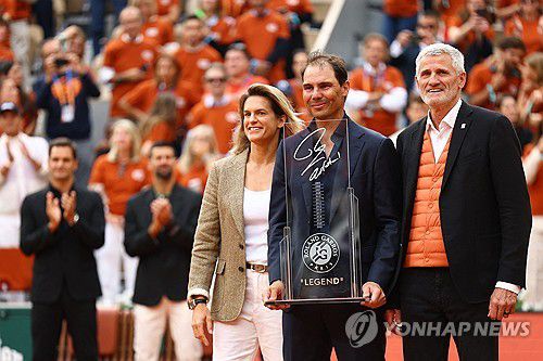 레전드 트로피 받은 나달[로이터=연합뉴스]