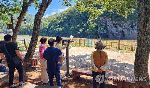 반구대 암각화 바라보는 관람객들[연합뉴스 자료사진]