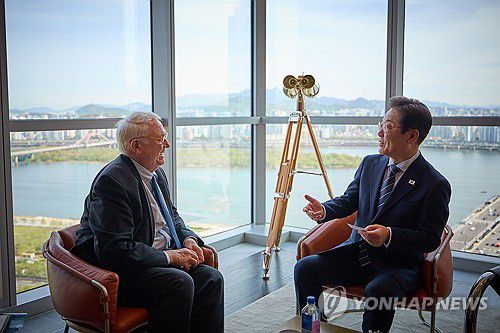 존 햄리 미국 전략국제문제연구소(CSIS) 소장 만난 이재명 대선 경선 후보(서울=연합뉴스) 더불어민주당 이재명 대선 경선 후보가 23일 존 햄리 미국 전략국제문제연구소(CSIS) 소장을 만나 관세, 안보, 대북 문제 등 주요 현안에 대해 의견을 교환하고 있다. 2025.4.23 [이재명 후보 캠프 제공. 재판매 및 DB 금지] photo@yna.co.kr