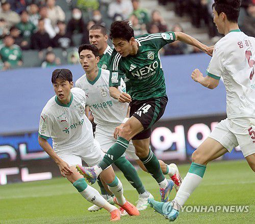 전북 전진우 골 장면(전주=연합뉴스) 최영수 기자 = 6일 전주월드컵경기장에서 벌어진 프로축구 K리그1. 전북 전진우가 대전에 선제골을 넣고 있다. 2025.5.6 kan@yna.co.kr