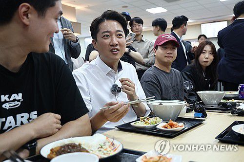 대학생들과 대화 나누는 이준석 후보(인천=연합뉴스) 윤동진 기자 = 개혁신당 이준석 대선 후보가 지난 22일 '학식먹자 이준석' 행사가 열린 인천 미추홀구 인하대학교에서 학생들과 점심을 먹으며 대화를 나누고 있다. 2025.5.22 mon@yna.co.kr