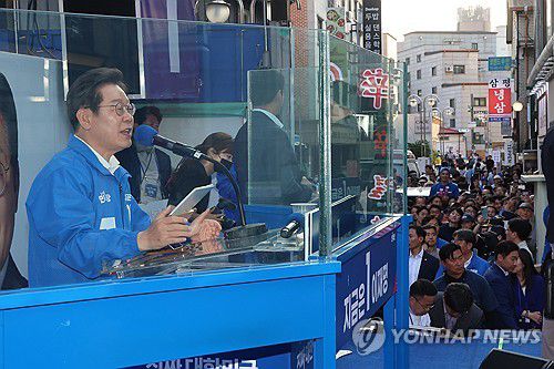 지지 호소하는 이재명 후보(천안=연합뉴스) 김주성 기자 = 더불어민주당 이재명 대선 후보가 25일 충남 천안시 동남구 신부문화거리에서 열린 유세에서 시민들에게 지지를 호소하고 있다. 2025.5.25 utzza@yna.co.kr