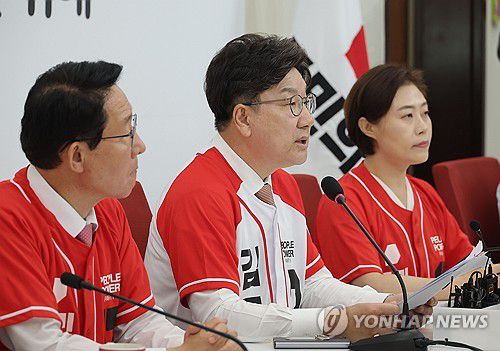 발언하는 권성동 원내대표(서울=연합뉴스) 류영석 기자 = 국민의힘 권성동 원내대표가 26일 국회에서 대선 현안 관련 기자간담회를 하고 있다. 2025.5.26 ondol@yna.co.kr