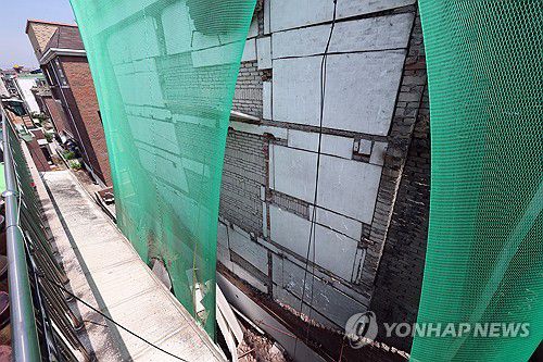 외벽 무너진 수원 다세대주택(수원=연합뉴스) 권준우 기자 = 26일 오전 경기 수원시 장안구의 한 다세대주택 외벽 마감재가 무너져 있다.     이로 인한 인명피해는 발생하지 않았다.     1990년 준공을 받은 이 건물은 반지하를 포함한 4층짜리 건물로 현재 8가구, 10명이 거주하고 있다.     이들은 지난 20일 외벽이 부푸는 현상이 나타나자 같은 날 모두 건물에서 빠져나왔다. 2025.5.26 stop@yna.co.kr