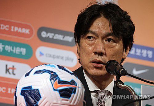 질문에 답하는 홍명보 감독(서울=연합뉴스) 최재구 기자 = 홍명보 축구대표팀 감독이 26일 서울 축구회관에서 월드컵 축구 3차 예선 6월 A매치 명단을 발표하고 질문에 답하고 있다. 2025.5.26 jjaeck9@yna.co.kr