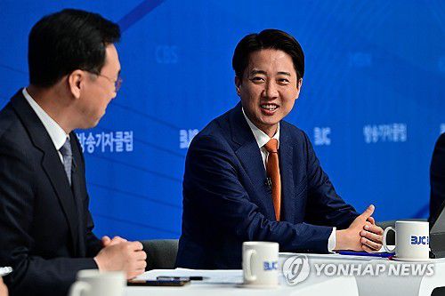 활짝 웃는 개혁신당 이준석 후보(서울=연합뉴스) 류영석 기자 = 개혁신당 이준석 대선 후보가 26일 서울 양천구 한국방송회관에서 열린 한국방송기자클럽 초청 토론회에 참석하고 있다. 2025.5.26 [공동취재] ondol@yna.co.kr