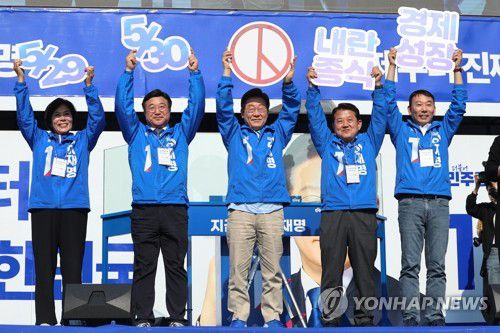 사전투표 독려하는 이재명 후보(남양주=연합뉴스) 김주성 기자 = 더불어민주당 이재명 대선 후보가 26일 경기 남양주시 평내호평역 광장에서 열린 유세에서 사전투표를 독려하는 패널을 들어 보이고 있다. 2025.5.26 utzza@yna.co.kr