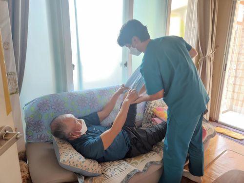 방문 재활(진천=연합뉴스) 충북 진천군의 통합돌봄 지원사업 대상자의 집에 물리치료사가 직접 방문해 재활을 돕는 모습. 기사에 들어있는 사례와는 다른 대상자. 2025.5.27. [충북 진천군 제공. 재판매 및 DB 금지]