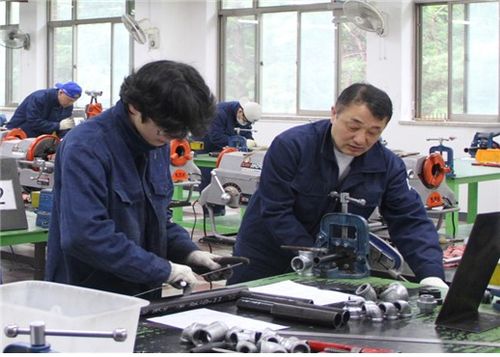 폴리텍대 신입생인 임은구·임태일씨(서울=연합뉴스) 임은구(오른쪽)·임태일씨 부자(父子)가 한국폴리텍대학 영주캠퍼스 반도체자동화설비과 배관공작실에서 배관공작 실습을 함께 하고 있는 모습. [폴리텍대 제공. 재판매 및 DB 금지]