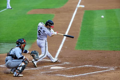 적시타 날리는 LG의 구본혁[LG 트윈스 제공. 재판매 및 DB 금지]