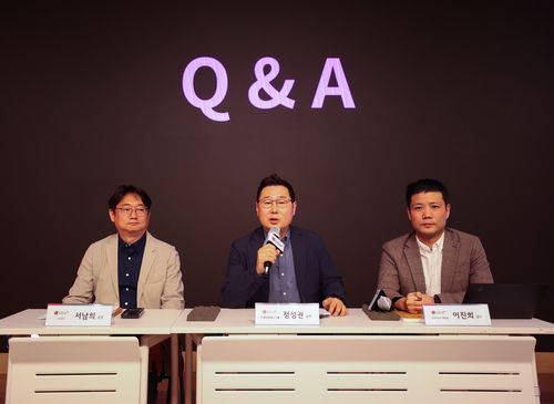 AI 상담 어드바이저 설명회(서울=연합뉴스) LG유플러스가 27일 서울 용산 사옥에서 열린 자체 개발 AI 상담 어드바이저 설명회에서 질의응답을 받고 있다. 왼쪽부터 서남희 CV담당, 정성권 IT/플랫폼빌드그룹장, 이진희 신규서비스개발랩장. 2025.5.27 [LG유플러스 제공. 재판매 및 DB 금지]