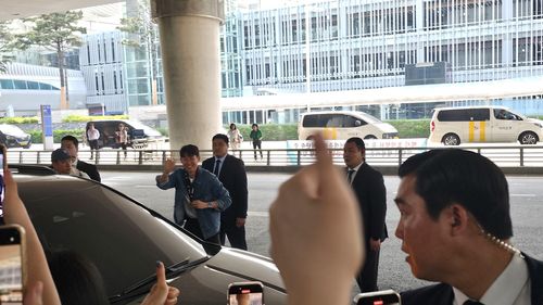 차량 탑승 전 우승 메달을 목에 걸어 보인 손흥민[촬영 설하은]