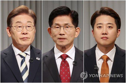 제21대 대선 2차 후보자 토론회 준비하는 후보들(서울=연합뉴스) 더불어민주당 이재명(왼쪽부터)·국민의힘 김문수·개혁신당 이준석 대선후보가 23일 서울 여의도 KBS 스튜디오에서 열린 제21대 대선 2차 후보자 토론회를 준비하고 있다. 2025.5.23 [국회사진기자단] photo@yna.co.kr