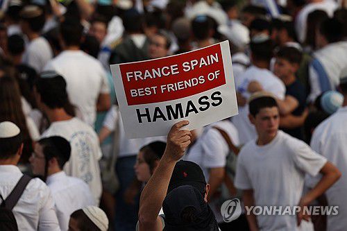 이스라엘 우파 시위대 깃발 행진(예루살렘 EPA=연합뉴스) 26일(현지시간) 예루살렘에서 열린 깃발 행진에 참가한 우파 시위대가 팻말을 들고 있다. 2025.05.27