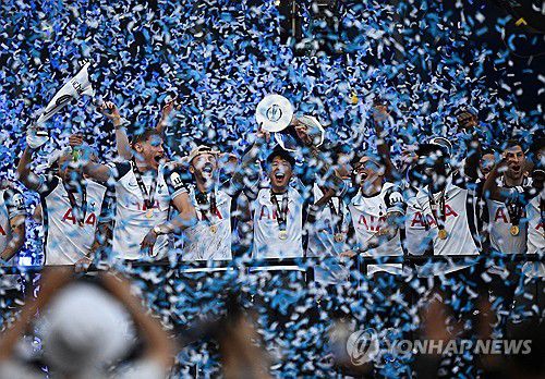 트로피 들어 올린 손흥민[로이터=연합뉴스]