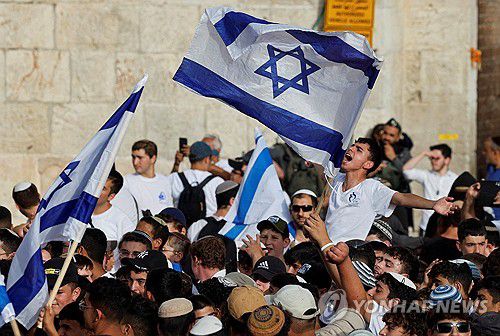 이스라엘 극우 시위 청년(예루살렘 로이터=연합뉴스) 26일(현지시간) 이스라엘 극우 시위대가 예루살렘 다마스쿠스 게이트 앞에 모여있다. 2025.05.27