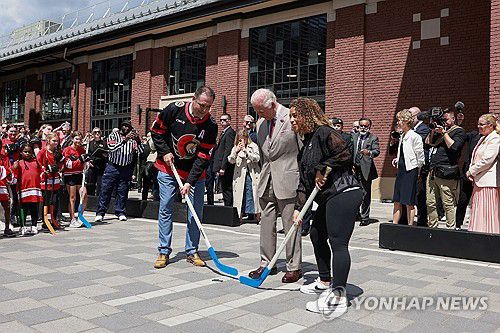 지역 하키 대회 퍽 떨어트리는 찰스 3세 국왕(오타와 로이터=연합뉴스) 26일(현지시간) 찰스 3세 국왕이 오타와 랜스다운 공원에서 열린 지역 하키 대회에서 첫 번째 퍽을 떨어트리는 행사에 참여하고 있다. 2025.05.27