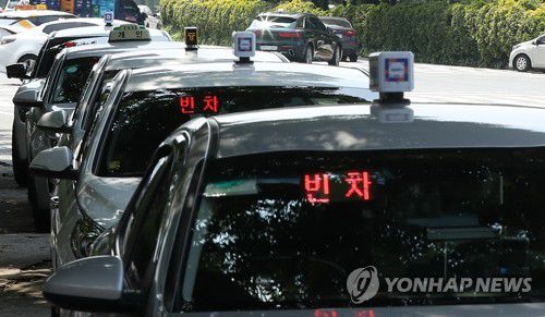 승강장에서 손님 기다리는 택시[연합뉴스 자료사진]